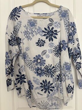 Hot Cotton Linen White 3/4 Sleeve Scoop Neck Top with Blue Floral Print
